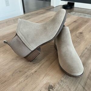 Tom’s beige Suede low heel ankle boots (dahlia bootie)